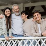 Familie fericita cu adolescenti