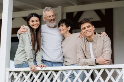 Familie fericita cu adolescenti