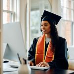 Femeie lider de succes absolventa